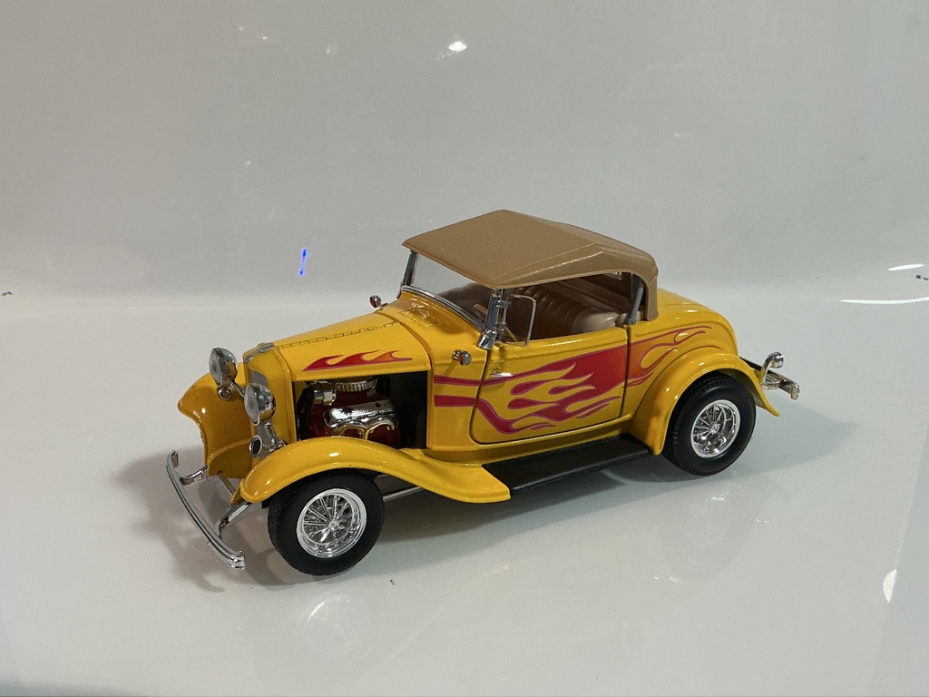 1/18 ROAD LEGENDS 1932 FORD ROADSTER YELLOW ON TAN 