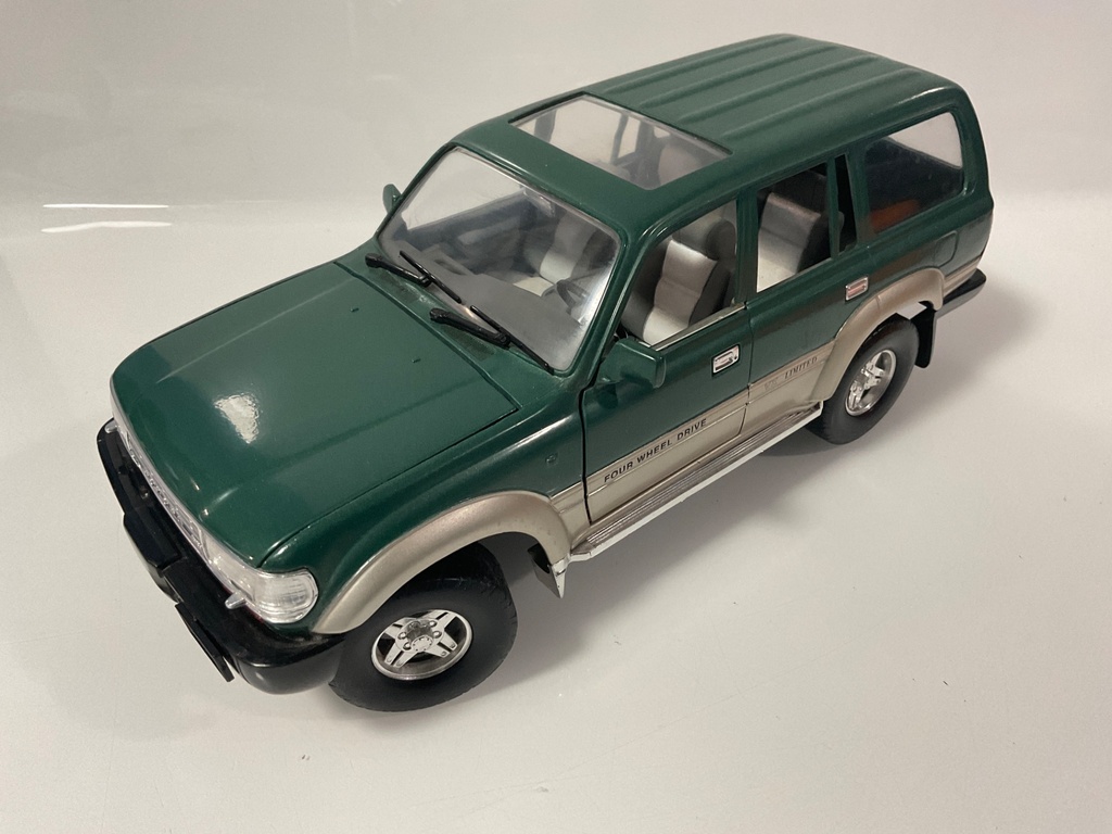 [119144.] 1/18 ROAD LEGENDS 1992 TOYOTA LAND CRUISER GREEN ON GRAY