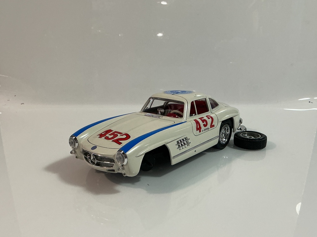 [119152.] 1/18 BURAGO 1954 MERCEDES 300 SL WHITE ON RED [DAMAGED]
