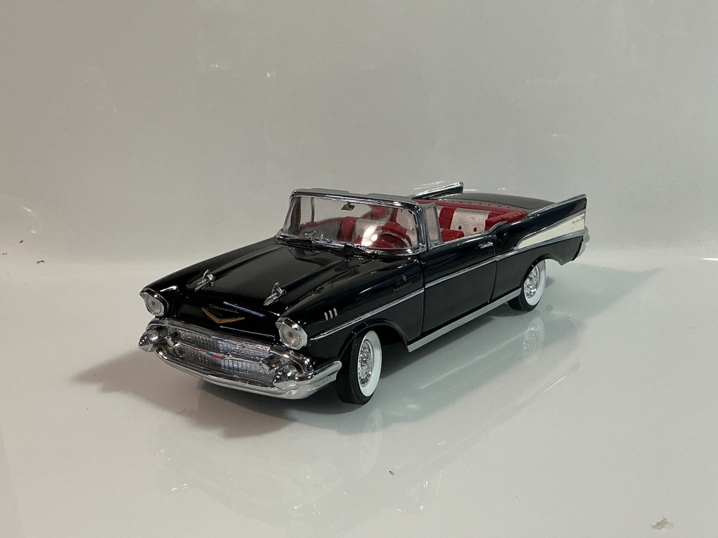 [119163.] 1/18 ERTL 1957 CHEVROLET BEL AIR BLACK ON RED / GRAY