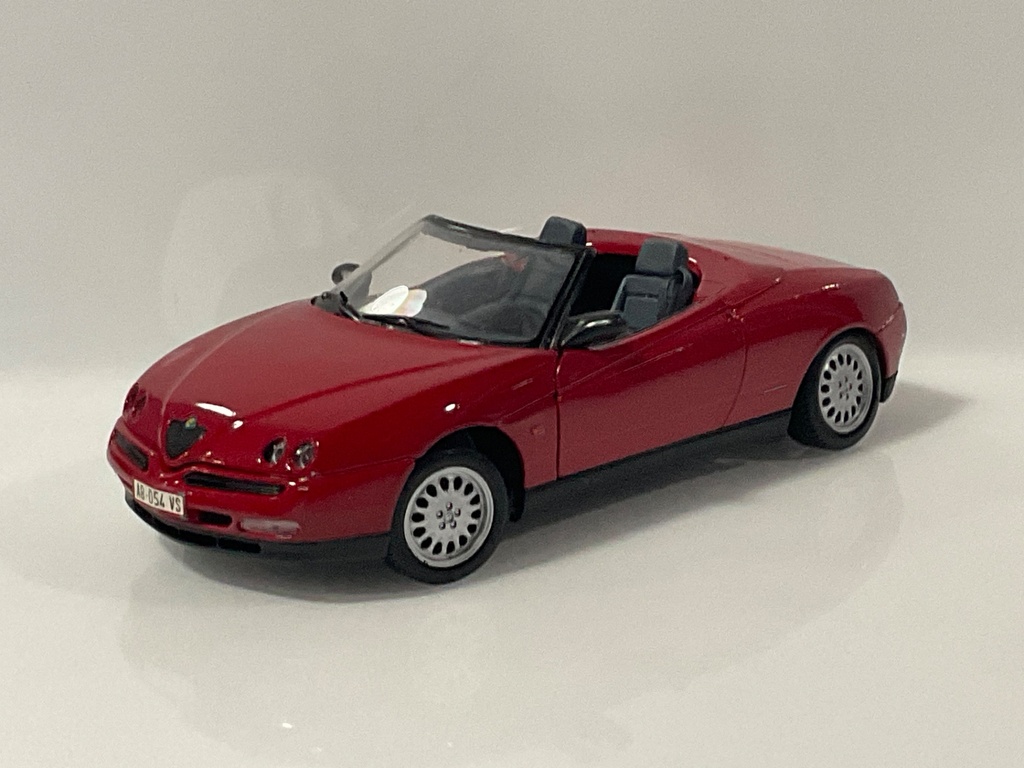 [119169.] 1/18 MAISTO ALFA ROMEO SPIDER RED ON BLACK
