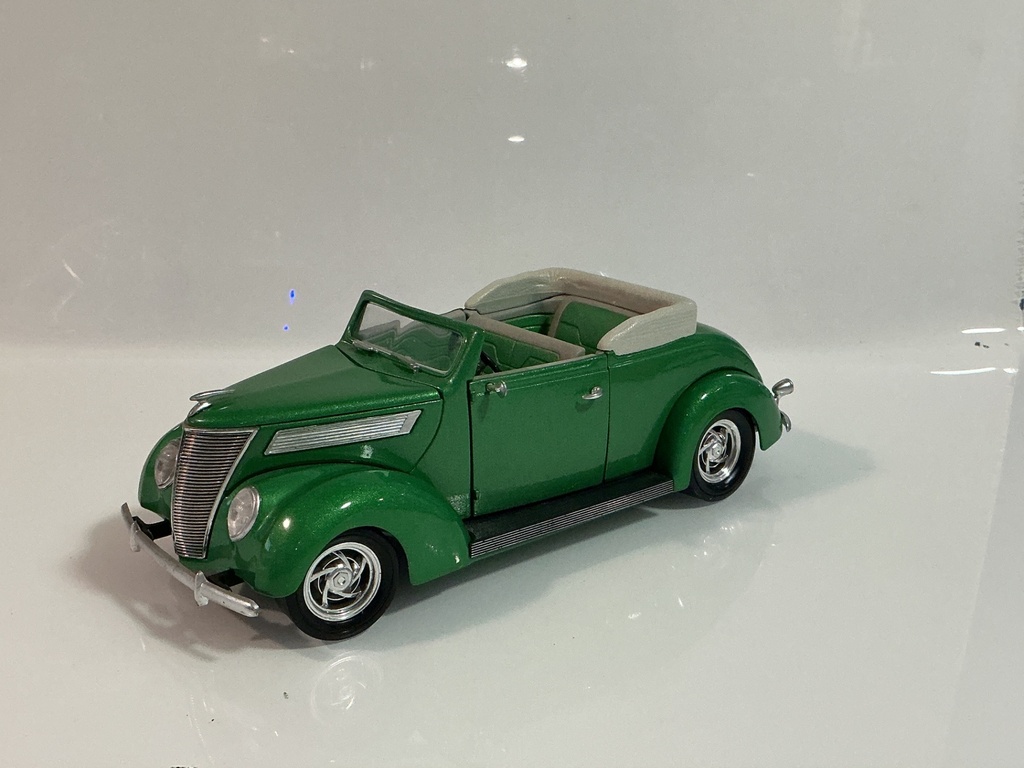 [119176.] 1/18 ROAD LEGENDS 1937 FORD  CONVERTIBLE GREEN ON GREEN / GRAY