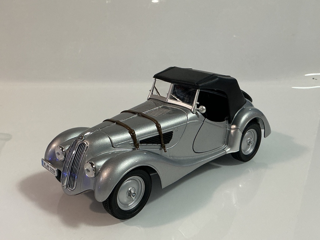 1/18 RICKO BMW 328 SILVER ON BLACK [MISSING EXHAUST PIPE]