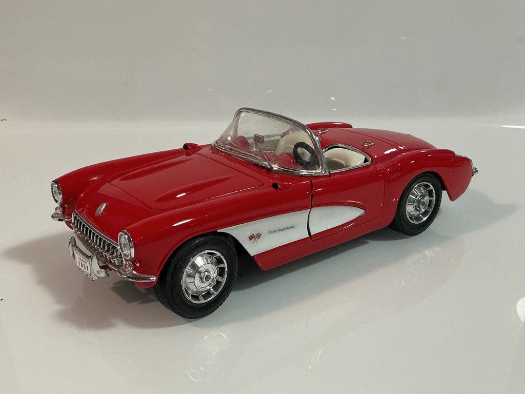 1/18 ROAD TOUGH CHEVROLET CORVETTE 1957 RED ON CREAM