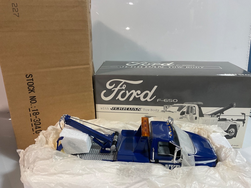 [112094.] 1/34 FIRST GEAR FORD F-650 W/ JERR-DAN TOW BODY NYPD 18-3040