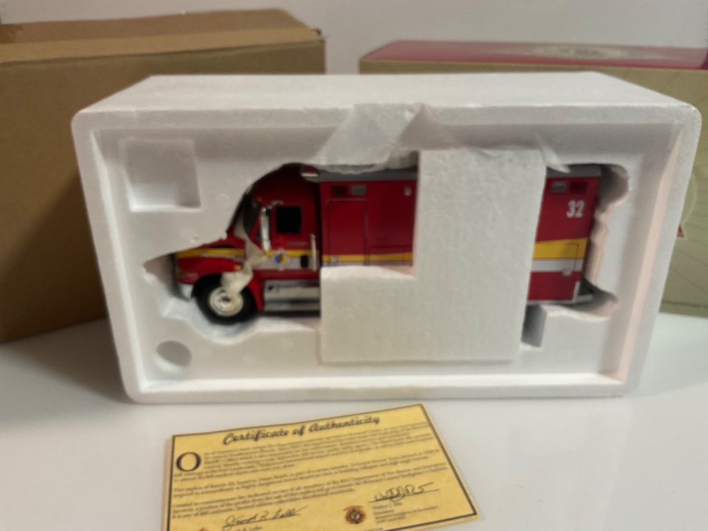 1/34 FIRST GEAR INTERNATIONAL 4400 W/EMS RESCUE BODY BROWARD CO 19-3564