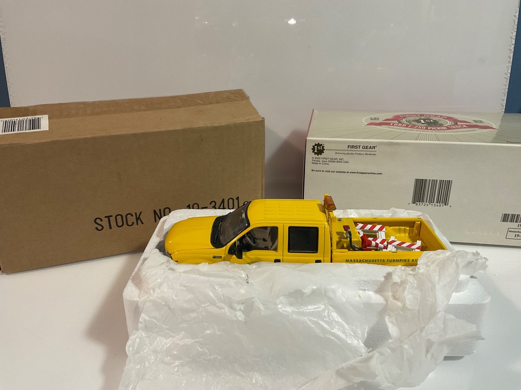 1/34 FIRST GEAR FORD F 250 PICK UP TRUCK 19-3401 MASSACHUSETTS TURNPIKE 