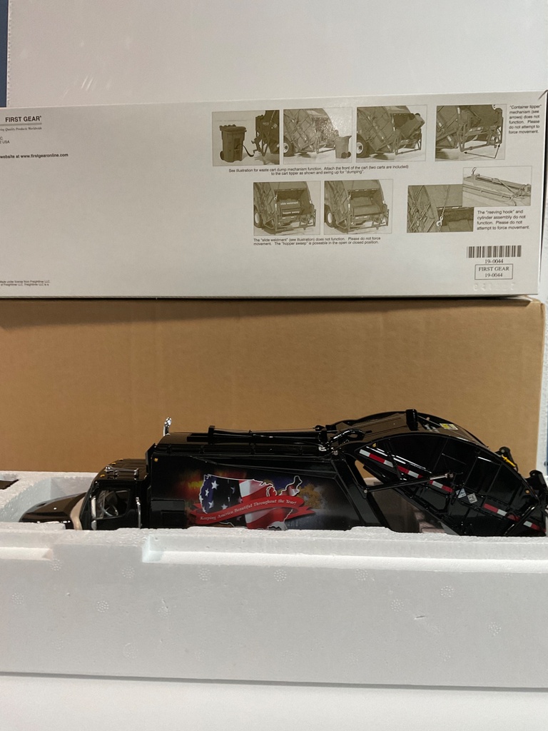 1/34 FIRST GEAR FREIGHTLINER M-2 WITH REFUSE BODY 19-0044
