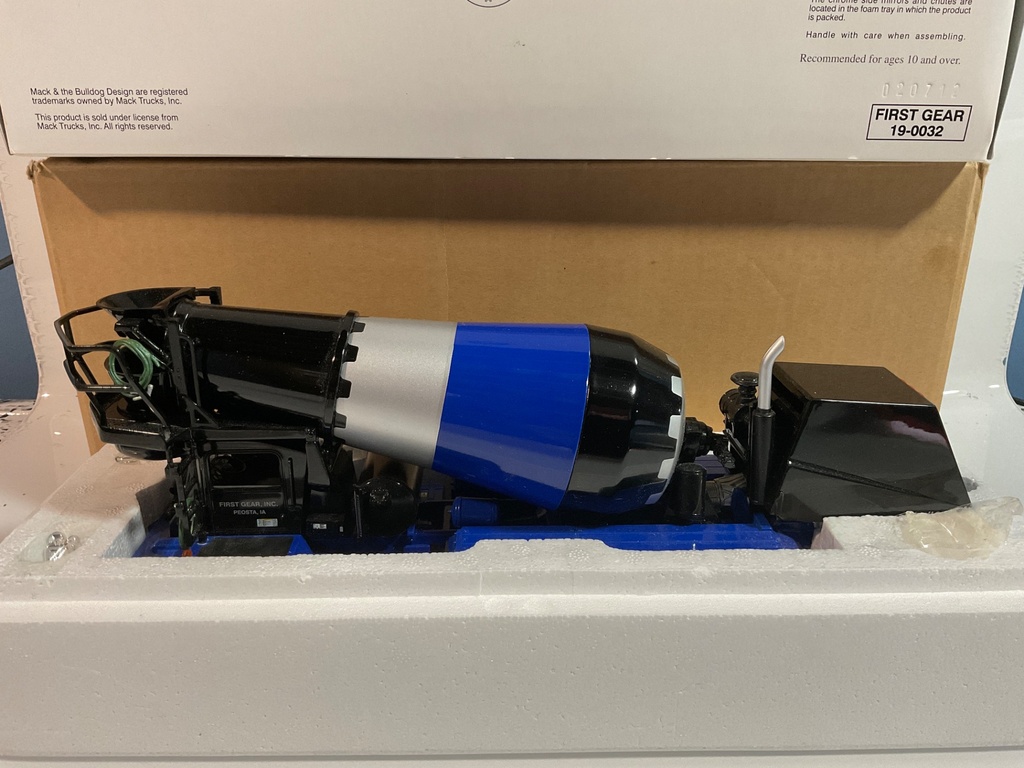 [112101.] 1/34 FIRST GEAR FRONT DISCHARGE MIXER 19-0032