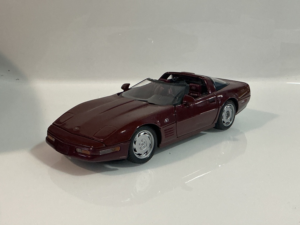 1/18 MAISTO CORVETTE ZR-1 1992 RED ON BLACK [RASHING OVER CAR]