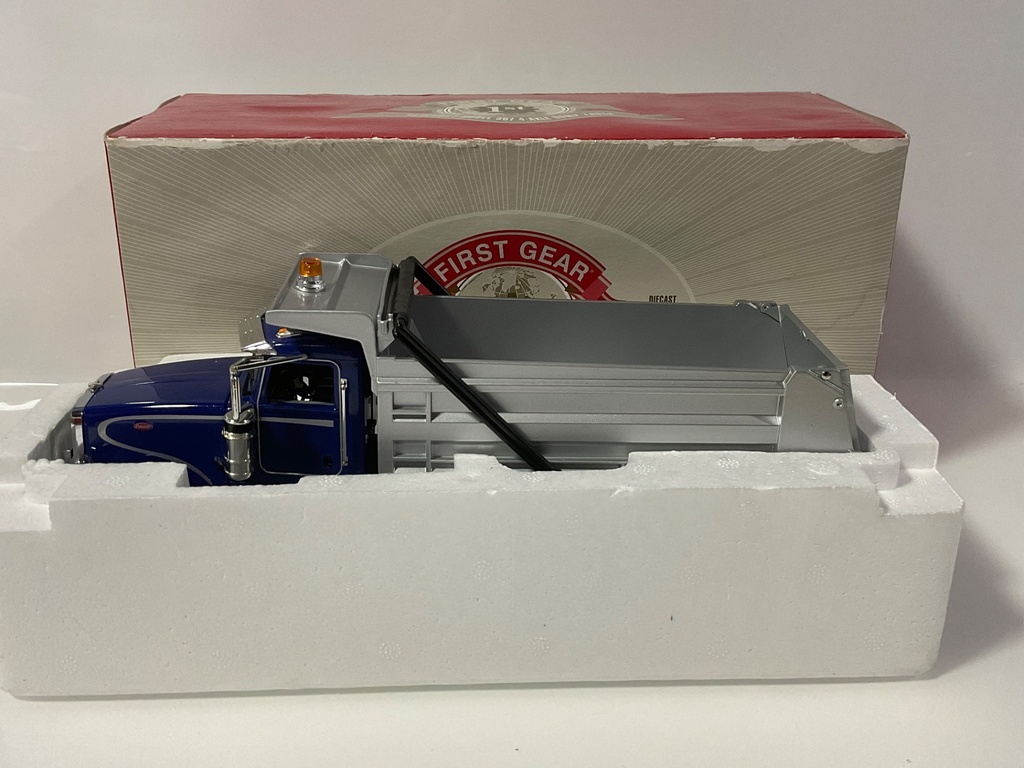 [112107.] 1/34 FIRST GEAR PETERBILT MODEL 367 4 AXLE DUMP TRUCK BLUE SILVER 10-3811 BOX DAMAGE 