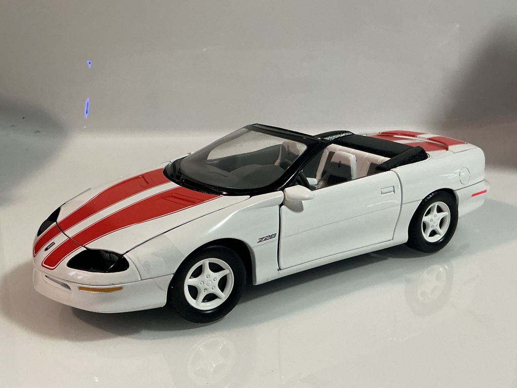 [119226.] 1/18 ERTL 1997 CHEVROLET CAMARO RED / WHITE [LIGHT RASHING]