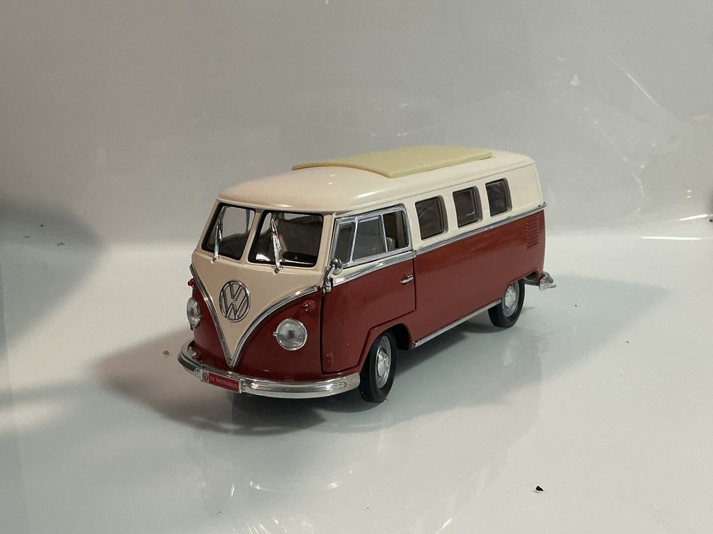 [119231.] 1/18 ROAD SIGNATURE 1962 VOLKSWAGEN MICROBUS WHITE / RED ON WHITE