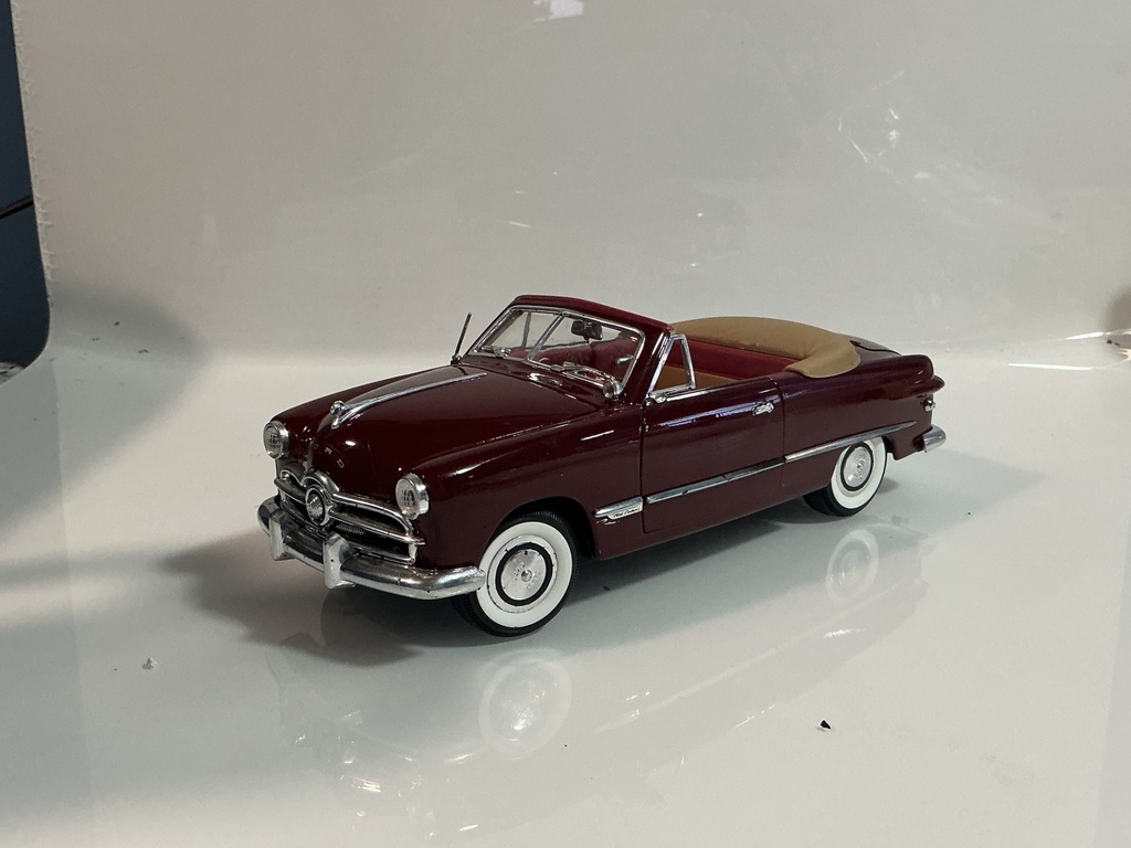 [119232.] 1/18 MIRA FORD 1949 MADE IN SPAIN RED ON TAN
