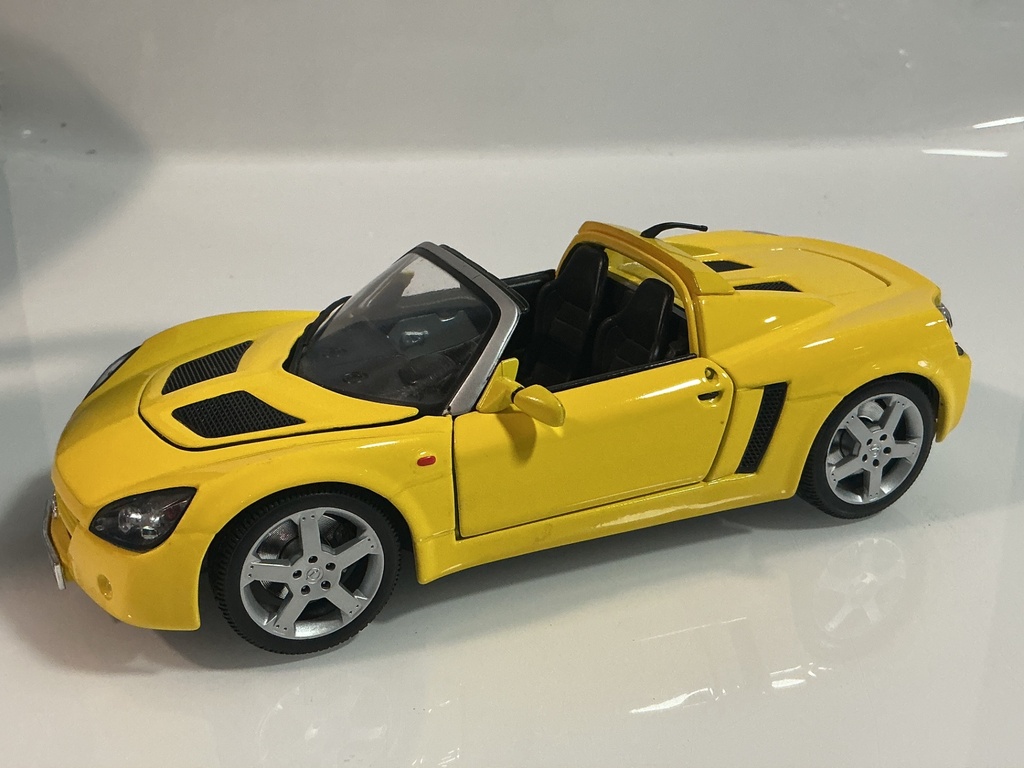 1/18 MAISTO OPEL SPEEDSTER - YELLOW ON BLACK
