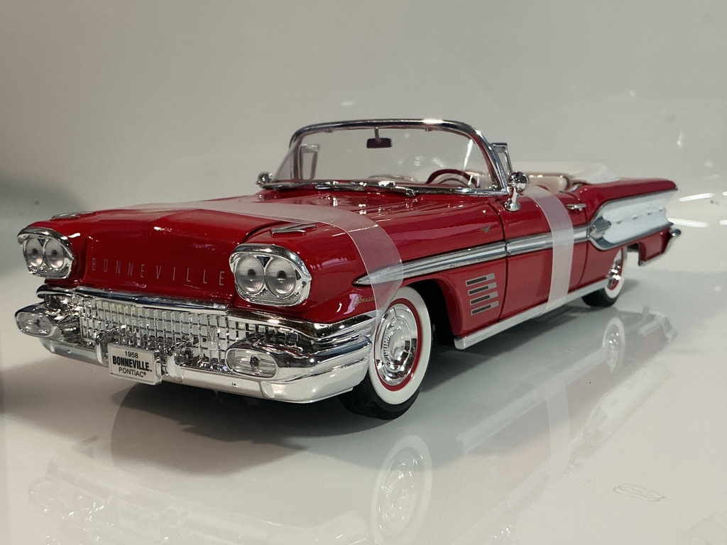 1/18 ROAD SIGNATURE 1958 BONNEVILLE RED ON WHITE