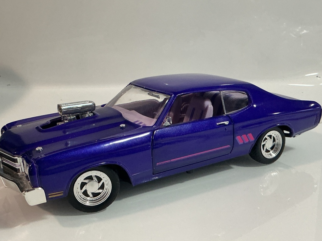 1/18 ERTL 1970 CHEVROLET CHEVELLE PURPLE ON PINK