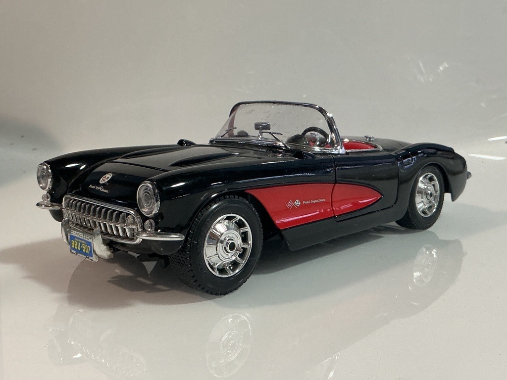 1/18 BURAGO 1957 CHEVROLET CORVETTE BLACK ON RED