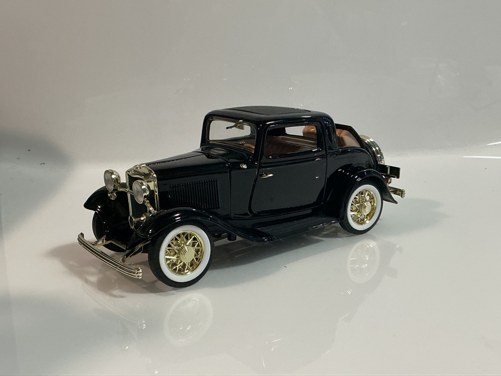 [119248.] 1/18 ROAD SIGNATURE FORD 3 WINDOW COUPE BLACK ON TAN
