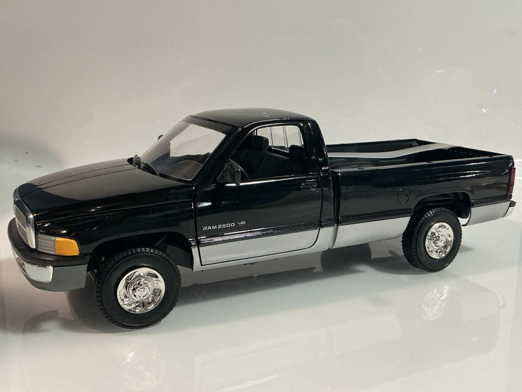 [119250.] 1/18 ERTL DODGE RAM BLACK ON GREY