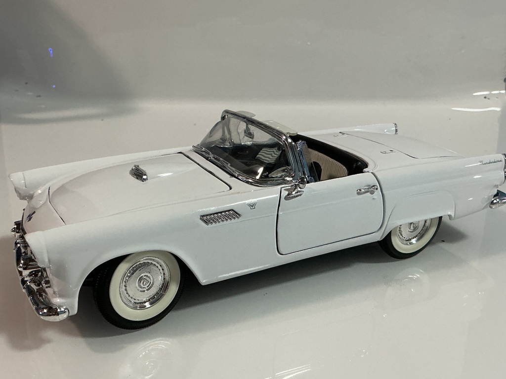 [119264.] 1/18 ROAD TOUGH THUNDERBIRD WHITE ON BLACK [CHIPPED WINDSHIELD]