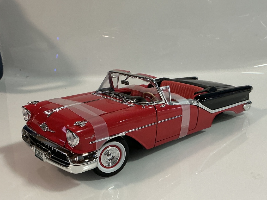 1/18 ROAD SIGNATURE 1957 OLDSMOBILE SUPER 8 BLACK ON RED [TIRES LOOSE]