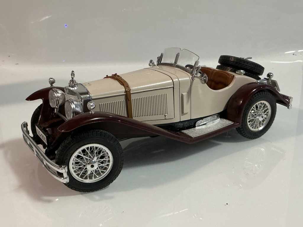 1/18 BURAGO MERCEDES-BENZ IIIC-2013 CREAM / RED ON BROWN