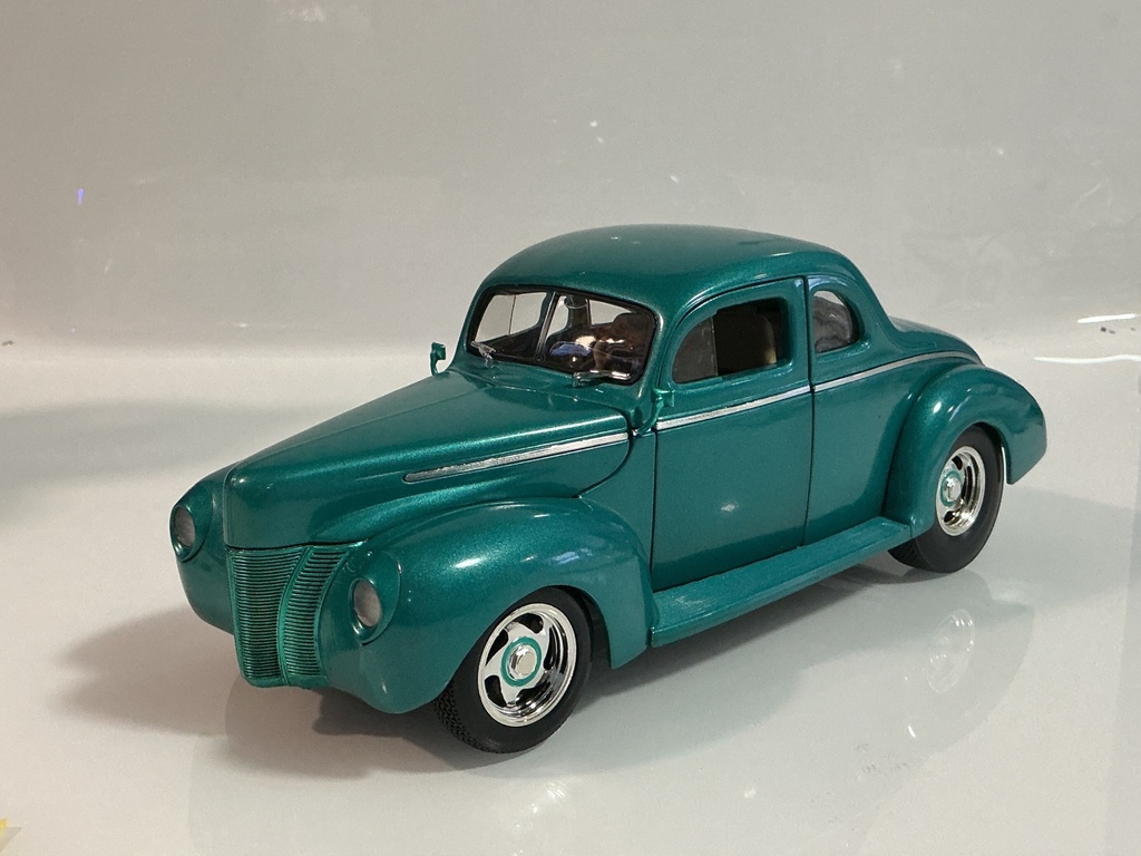 1/18 ERTL 1940 FORD COUPE CYAN ON TAN