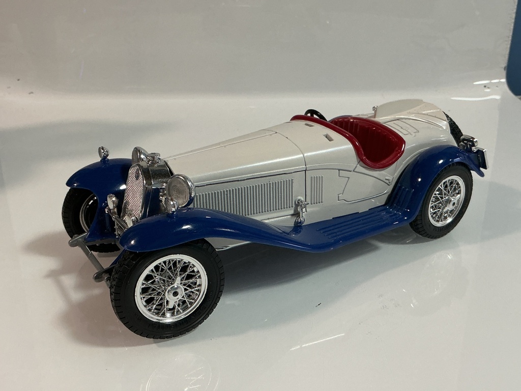 [119273.] 1/18 BURAGO ALFA ROMEO 2300 SPIDER 1932 WHITE / BLUE ON RED JUNKYARD