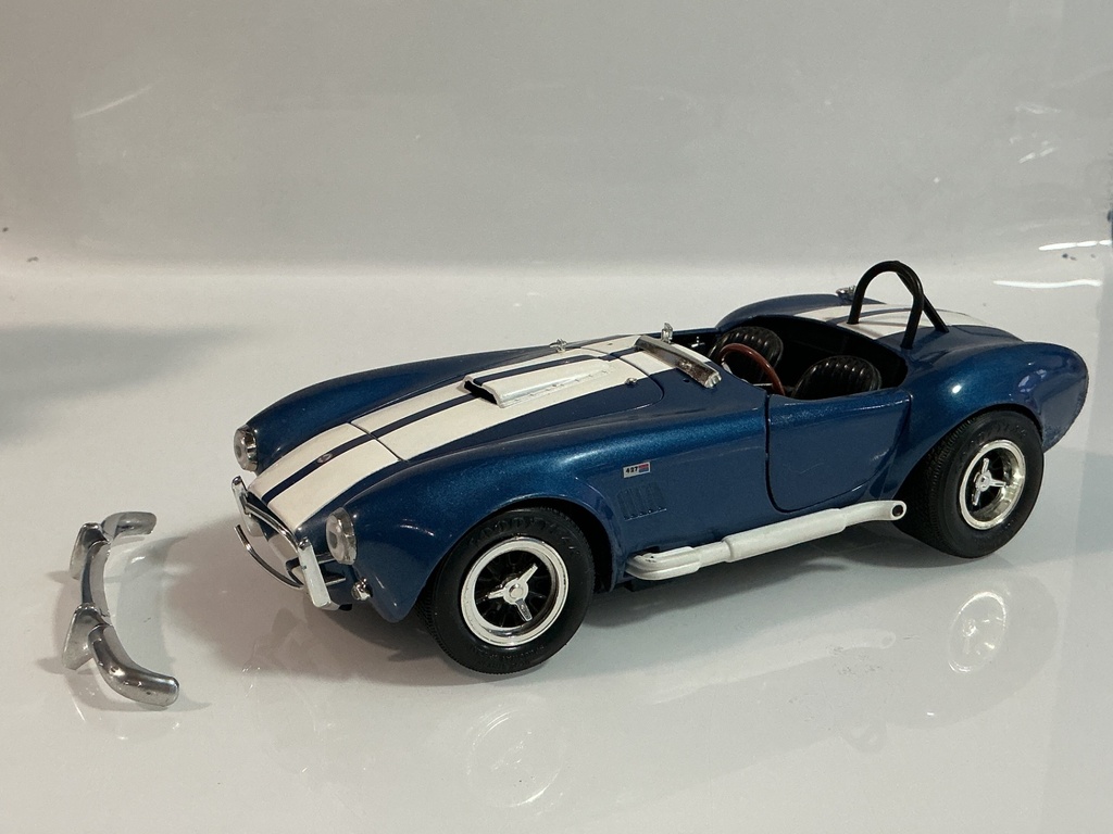 [119585.] ERTL SHELBY  COBRA 427 BLUE/WHITE ON BLACK JUNKYARD PARTS CAR