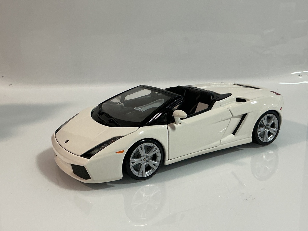 1/18 MAISTO LAMBORGHINI GALLARDO WHITE ON WHITE / BLACK [MISSING REFLECTORS]