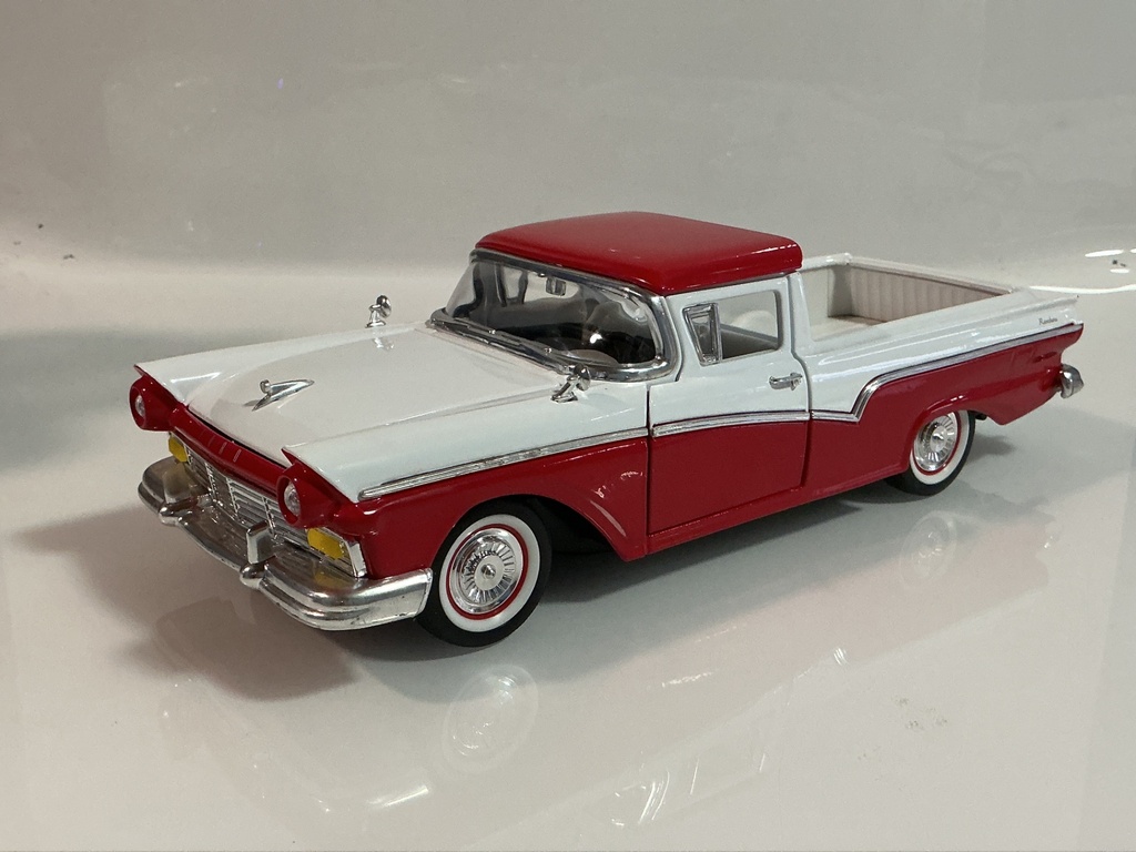 [119588.] 1/18 ROAD LEGENDS 1957 FORD RANCHERO RED / WHITE ON WHITE