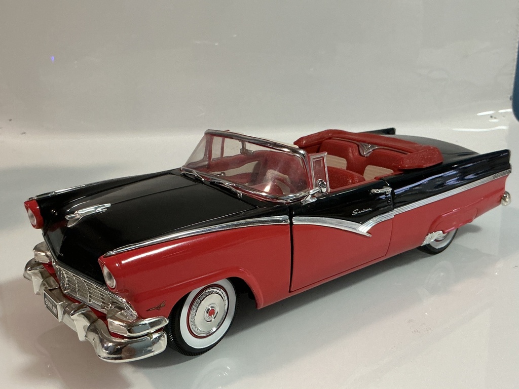 1/18 ERTL 1956 FORD SUNLINER BLACK ON RED 
