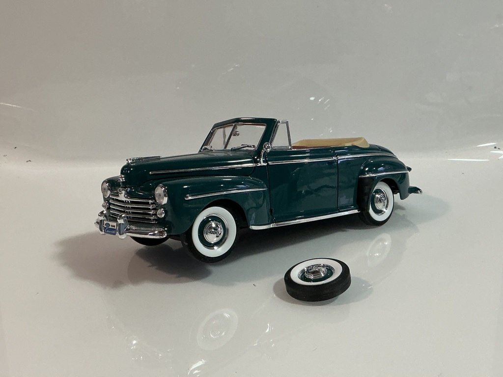 1/18 ROAD SIGNATURE 1948 FORD CONVERTIBLE GREEN ON DARK BROWN *BROKEN TIRE