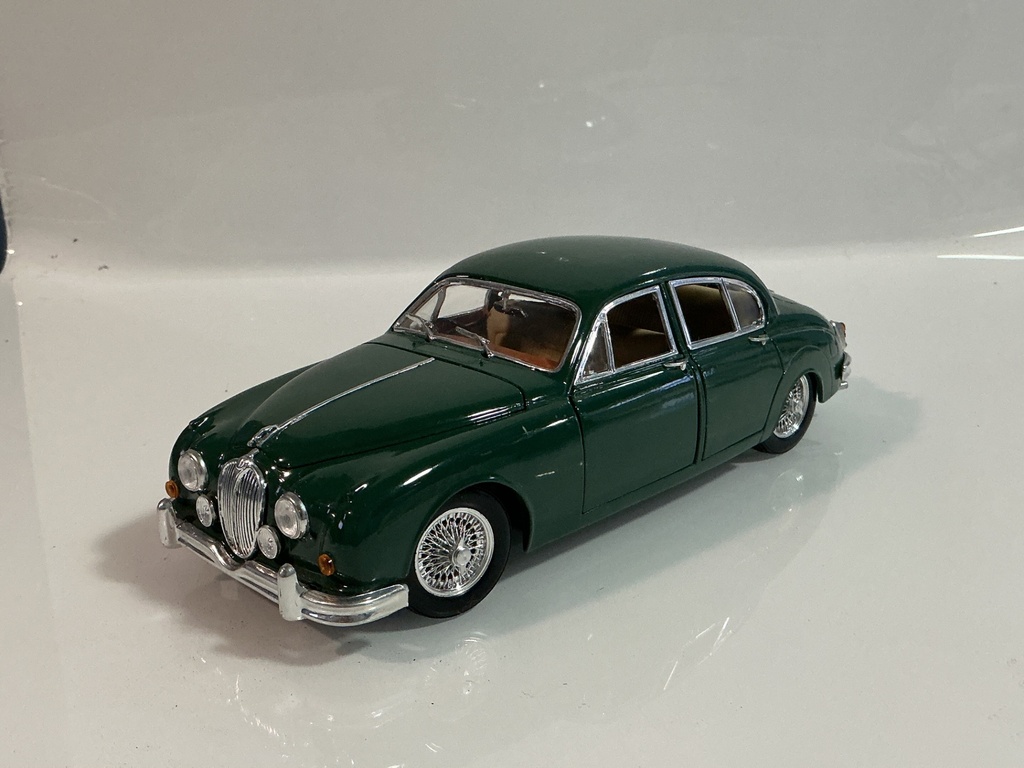 [119600.] 1/18 MAISTO JAGUAR MARK II 1959 GREEN ON TAN