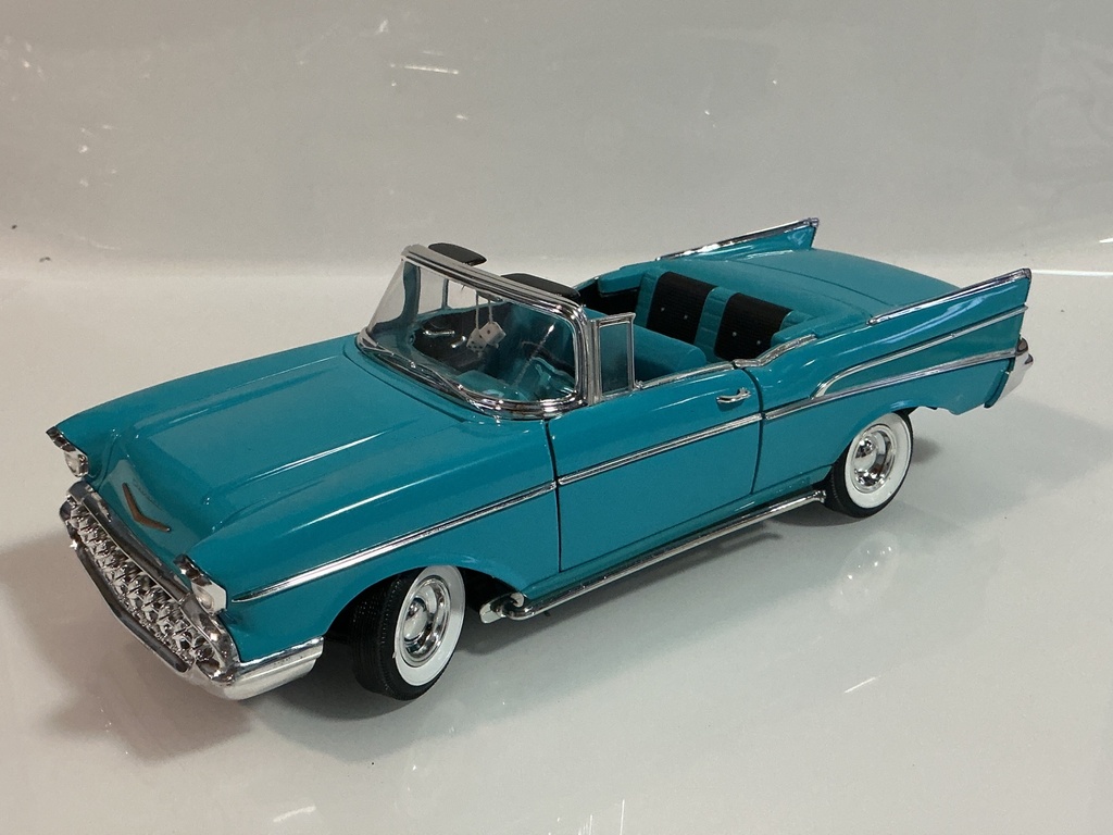 1/18 ERTL 1957 BEL AIR CYAN ON CYAN / BLACK 