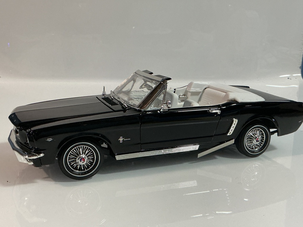 [119613.] 1/18 MOTORMAX 1964 1/2 MUSTANG BLACK ON WHITE [DRIVER SIDE TRIM DAMAGE]