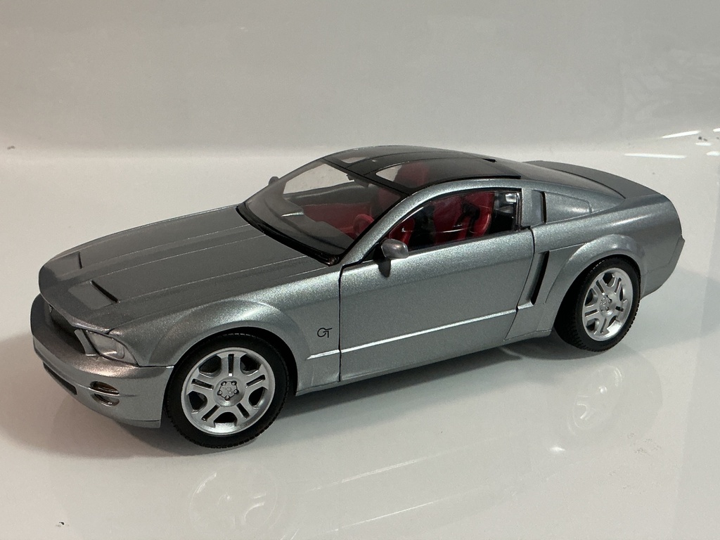 [119614.] 1/18 BEANSTALK GROUP MUSTANG GT FORD CONCEPT SILVER ON RED
