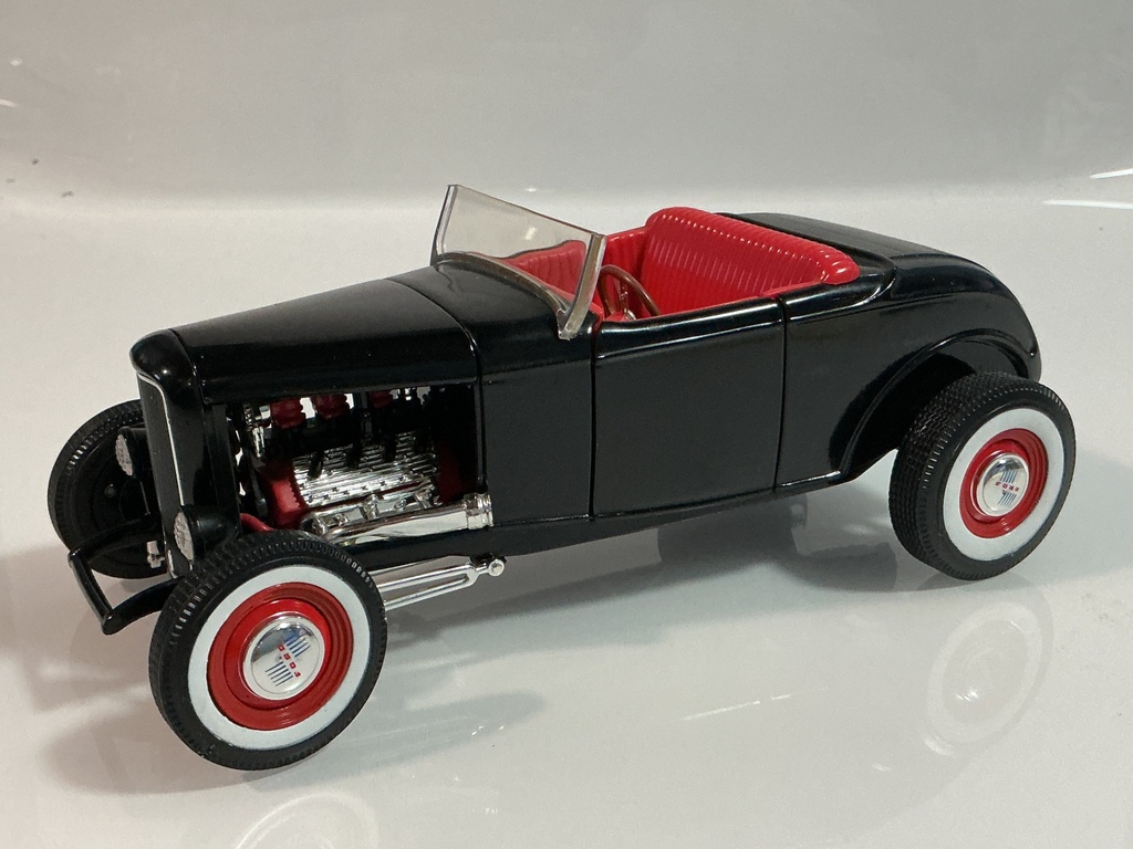 1/18 ERTL FORD BLACK ON RED 