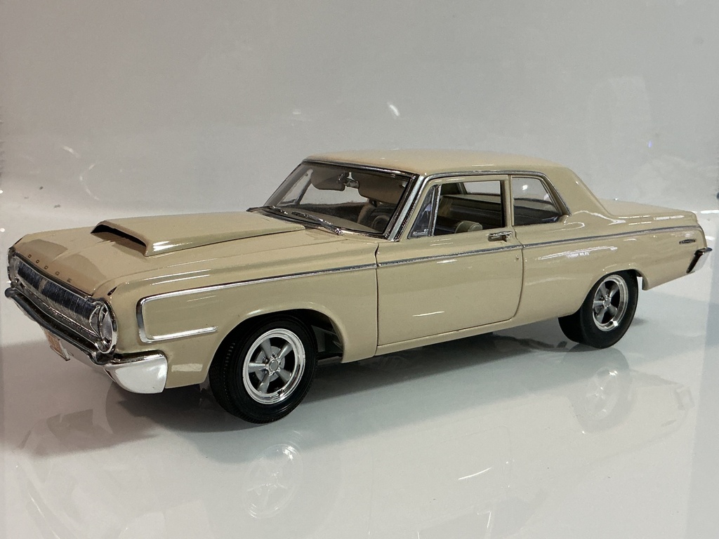 [119620.] 1/18 HIGHWAY 1964 DODGE DCP CREAM ON TAN 