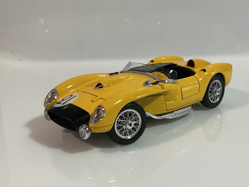 1/18 BURAGO 1957 FERRARI 250 TESTA ROSSA YELLOW ON BLACK *DAMAGED STICKER