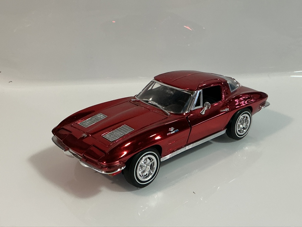 1/18 ERTL 1963 CHEVROLET CORVETTE METALLIC SHINY RED ON BLACK