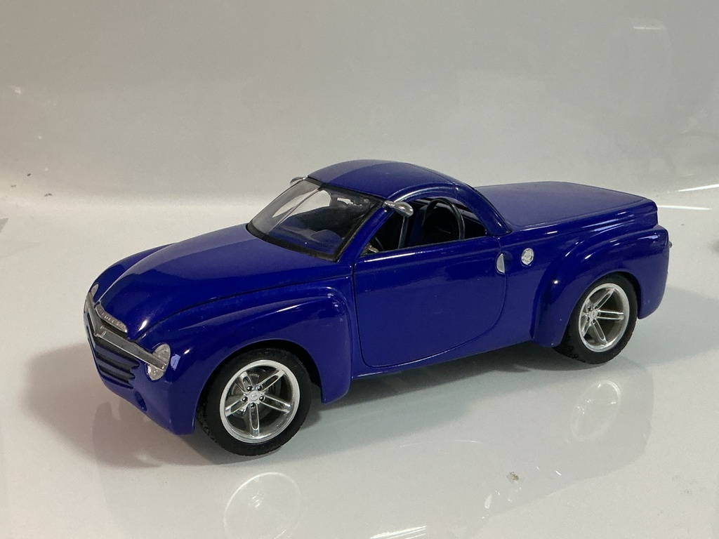 1/18 MAISTO 2000 CHEVROLET SSR BLUE ON BLUE