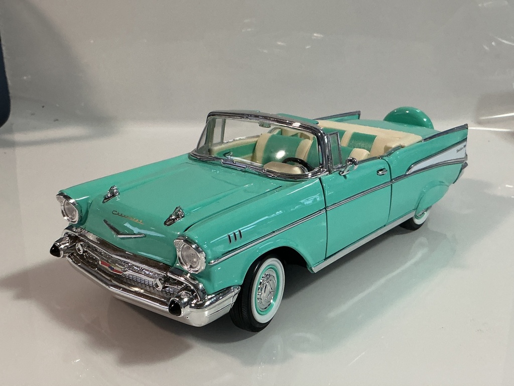 [119629.] 1/18 ROAD SIGNATURE ‘57 CHEVROLET BEL AIR TEAL ON WHITE