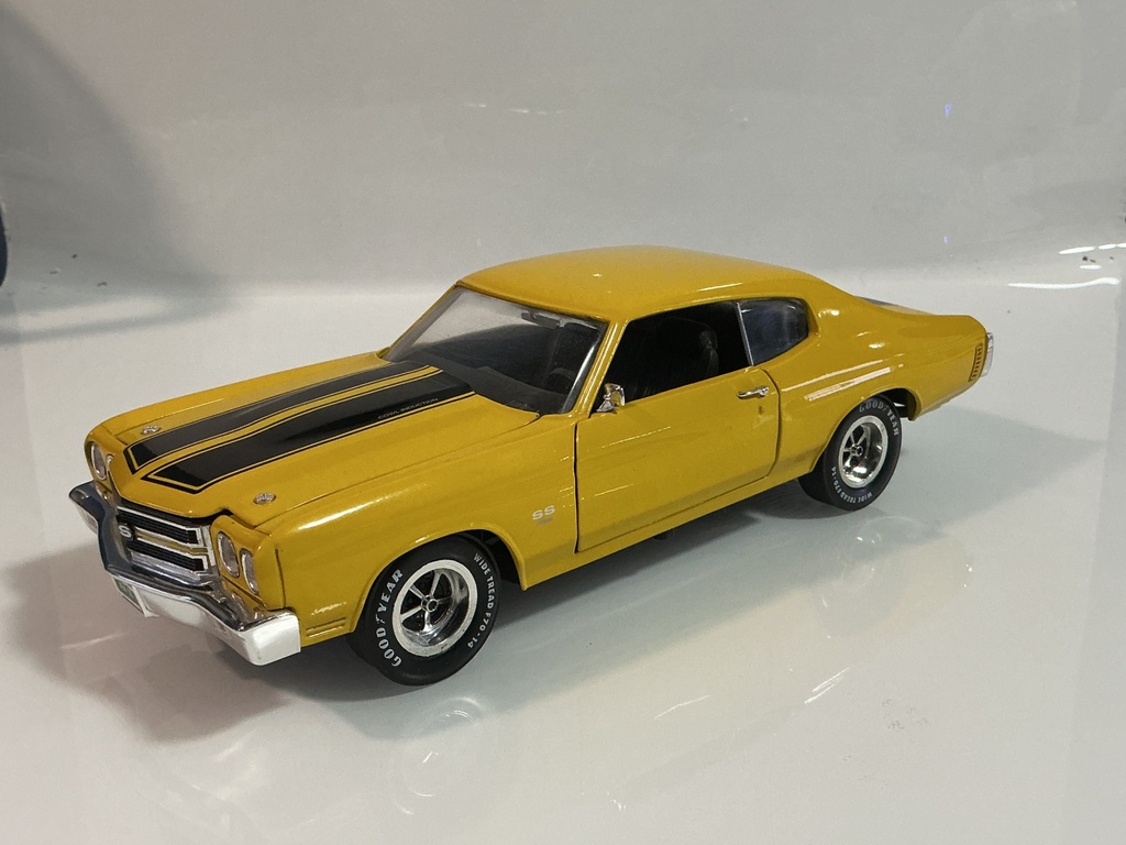 [119631.] 1/18 ERTL 1970 CHEVROLET CHEVELLE YELLOW ON BLACK