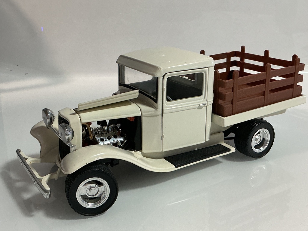 [119632.] 1/18 ROAD LEGENDS 1934 FORD PICKUP WHITE ON BLACK 