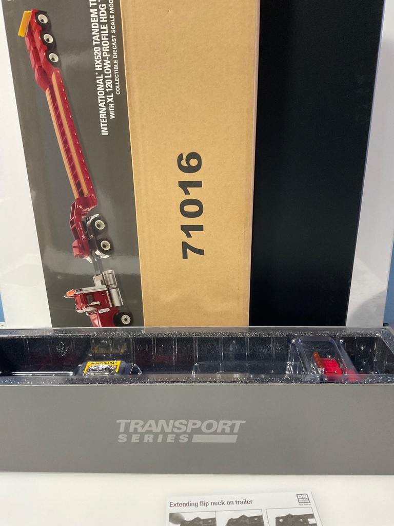 [118977.] 1/50 DIE CAST MASTERS INTERNATIONAL HX520 TANDEM TRACTOR  XL LOW PROFILE HDG TRAILER 