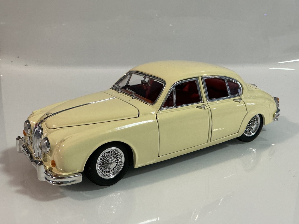 1/18 MAISTO 1959 JAGUAR MARK II CREAM ON RED