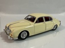 1/18 MAISTO 1959 JAGUAR MARK II CREAM ON RED
