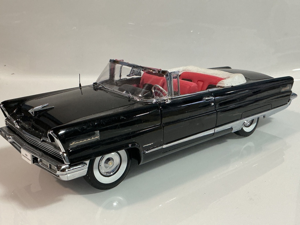 [119641.] 1/18 SUN STAR 1956 LINCOLN PREMIERE BLACK ON RED [MIRROR BROKE]